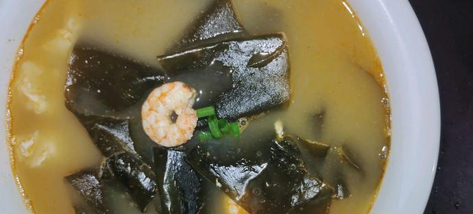 美味的虾仁海带汤做法（家庭厨房必备，简单易学的海鲜汤菜谱）-第3张图片-美味行家