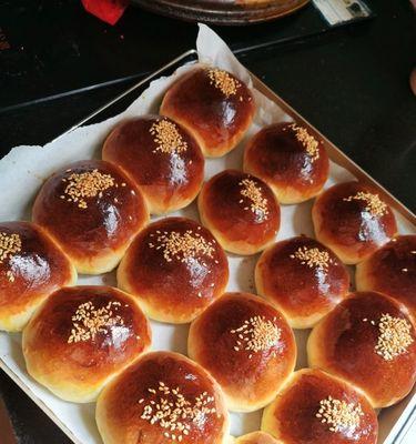 手工制作香酥餐包，美味好吃又营养（教你如何做出又香又酥的餐包，吃货们必看！）-第2张图片-美味行家