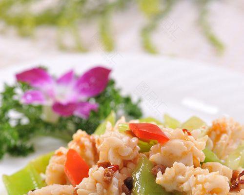 美食小厨房——以西芹鲜鱿的制作方法（清爽口感，健康美味，让你一吃再吃！）-第2张图片-美味行家