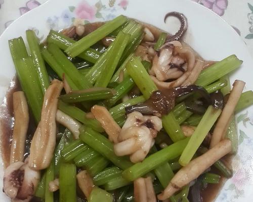 美食小厨房——以西芹鲜鱿的制作方法（清爽口感，健康美味，让你一吃再吃！）-第1张图片-美味行家
