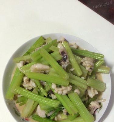 美食小厨房——以西芹鲜鱿的制作方法（清爽口感，健康美味，让你一吃再吃！）-第3张图片-美味行家