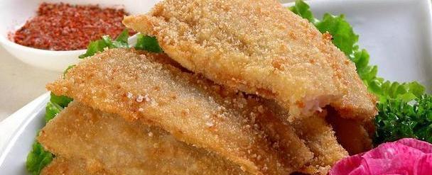 家常美食教程——炸豆腐焖鱼（用豆腐的香滑和鱼肉的鲜美，做出一道美味佳肴）-第1张图片-美味行家