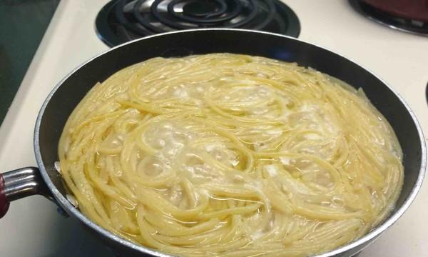 如何制作美味的西班牙意粉蛋饼（以西班牙美食为灵感，用简单的食材制作美味早餐）-第3张图片-美味行家