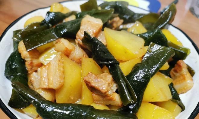 用土豆海带烧肉制作美味佳肴（掌握土豆海带烧肉的做法，轻松享用美食）-第1张图片-美味行家