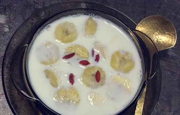 香蕉牛奶汁的制作方法（健康美味的饮品/香蕉与牛奶完美搭配/营养丰富的补品）-第2张图片-美味行家
