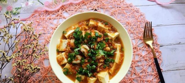 美味蒸豆腐——虾仁的秘密（学会这道家常菜，让你在家也能享受饕餮盛宴）-第1张图片-美味行家