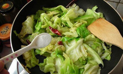 家常好吃的圆白菜焖饭（一道简单易做的营养餐，让你吃的健康又美味）-第2张图片-美味行家
