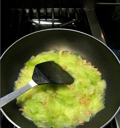 用虾皮为调味品，轻松炒出清爽可口的黄瓜（虾香黄瓜的做法和注意事项）-第2张图片-美味行家
