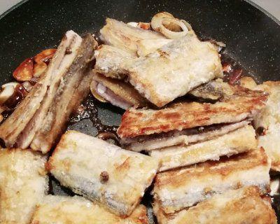蒜香烧带鱼的做法（传统美食的味道在家也能享受）-第1张图片-美味行家