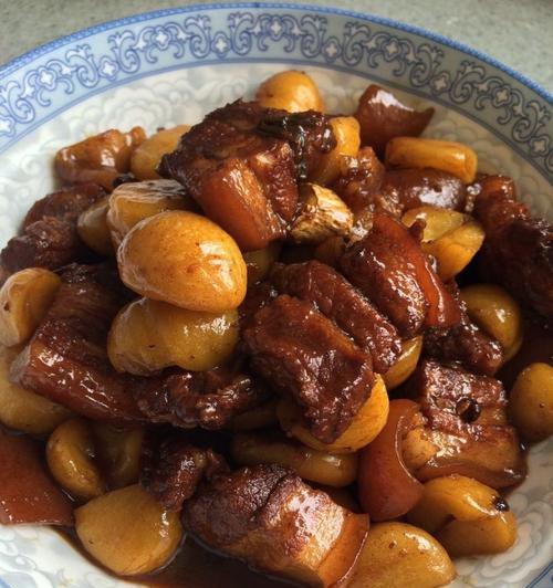 双菇烧肉，肉质鲜嫩，入口即化（家庭厨艺大赏，一学就会）-第3张图片-美味行家
