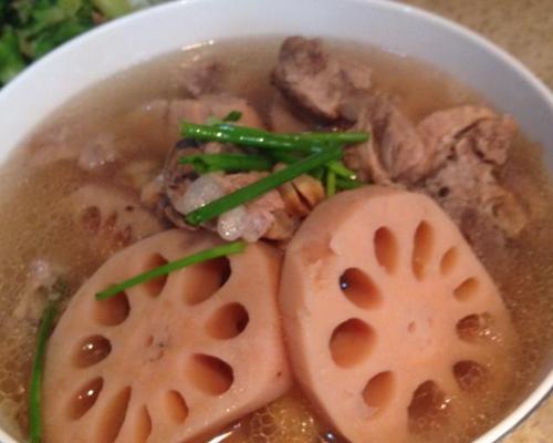 家常小米排骨炖莲藕（一道营养丰富的冬日美食）-第1张图片-美味行家