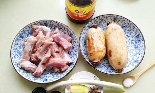 家常小米排骨炖莲藕（一道营养丰富的冬日美食）-第3张图片-美味行家