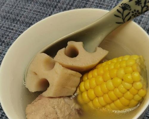 家常小米排骨炖莲藕（一道营养丰富的冬日美食）-第2张图片-美味行家