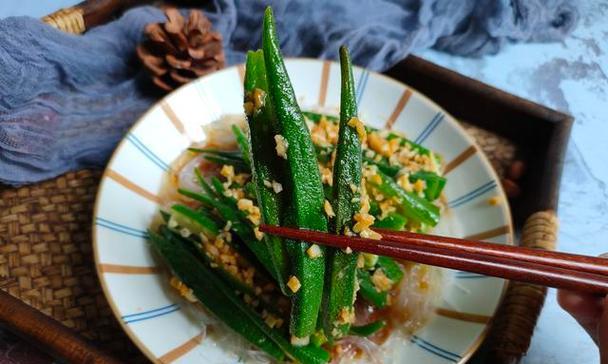 口感鲜美的蒜蓉秋葵粉丝（美味的秋葵粉丝做法，让你回味无穷）-第1张图片-美味行家
