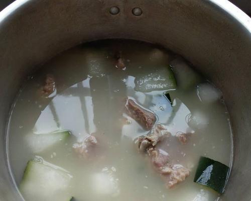 砂锅冬瓜汤的做法（一道清爽解暑的佳肴）-第1张图片-美味行家