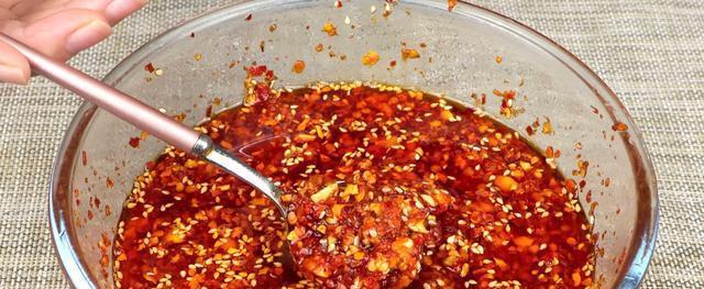 手把手教你制作美味的油泼辣辣椒油（用好辣椒和花生油，快速制作出鲜香美味的油泼辣辣椒油）-第3张图片-美味行家