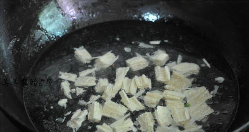 如何制作美味营养的紫菜腐竹汤？（一道简单易学的中式汤品）-第2张图片-美味行家