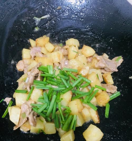 以家常的土豆和瘦肉为主角，让你的餐桌更香甜（以家常的土豆和瘦肉为主角，让你的餐桌更香甜）-第3张图片-美味行家