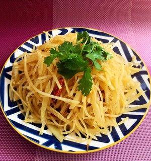 学会酸辣土豆丝的做法（健康美味必备，传统佳肴烹饪技巧全揭秘）-第1张图片-美味行家