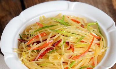 学会酸辣土豆丝的做法（健康美味必备，传统佳肴烹饪技巧全揭秘）-第3张图片-美味行家