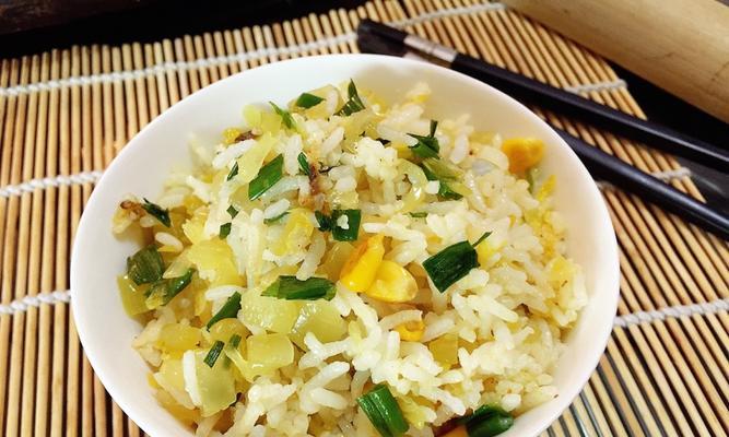 鲜香咸菜炒饭的做法（15个简单步骤，让你轻松做出一碗美味的咸菜炒饭）-第2张图片-美味行家