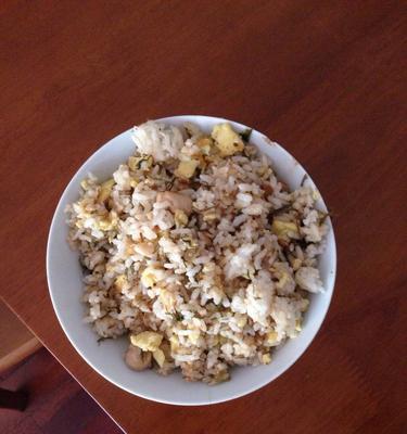 鲜香咸菜炒饭的做法（15个简单步骤，让你轻松做出一碗美味的咸菜炒饭）-第1张图片-美味行家