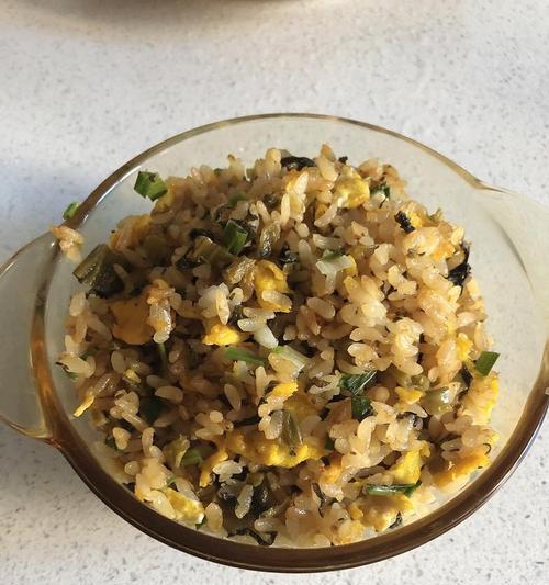 鲜香咸菜炒饭的做法（15个简单步骤，让你轻松做出一碗美味的咸菜炒饭）-第3张图片-美味行家