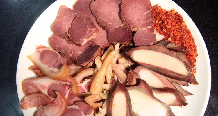 尝鲜香辣猪头皮，美食爱好者不容错过的佳肴（麻辣口感，回味无穷）-第3张图片-美味行家