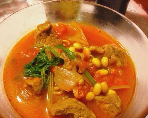 家常美食，西红柿烩黄豆（一道营养丰富、简单易做的家常菜）-第1张图片-美味行家