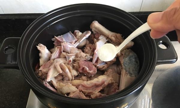 啤酒鹅，沙锅养生大餐（探秘沙锅啤酒鹅的诱人美味与独特做法）-第3张图片-美味行家