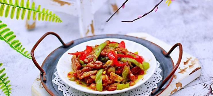 双白炒肉丝的做法（以清淡口感和健康为主，让你的家常菜更具味道）-第1张图片-美味行家