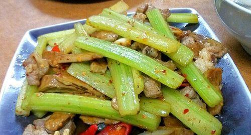 享受清爽美味一道美食——西芹香干炒笋丝（家常菜肴中的佳品/营养美味的健康菜肴）-第1张图片-美味行家