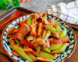 享受清爽美味一道美食——西芹香干炒笋丝（家常菜肴中的佳品/营养美味的健康菜肴）-第3张图片-美味行家
