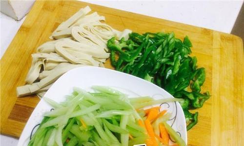 家常菜大全——以西芹千张为主题的烹饪指南（做法详解、口感美妙、健康佳肴，让你轻松掌握的中式美食）-第2张图片-美味行家
