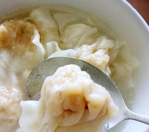 教你如何制作口感好、味道浓郁的鲜虾小馄饨（教你如何制作口感好、味道浓郁的鲜虾小馄饨）-第3张图片-美味行家