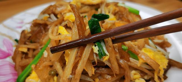 健康营养的银芽鸡蛋炒饼（教你轻松做出口感好的银芽鸡蛋炒饼）-第3张图片-美味行家