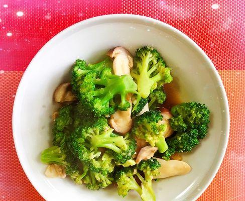 学会做小炒西兰花，轻松变身厨房达人（鲜嫩多汁的西兰花，热炒出香气四溢的美味佳肴）-第3张图片-美味行家