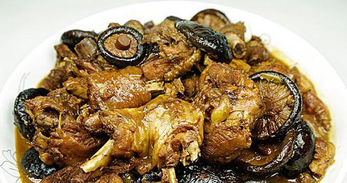 香菇炖鸡块的做法（传统美味，健康养生，品尝家常味道）-第1张图片-美味行家