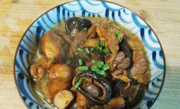 香菇炖鸡块的做法（传统美味，健康养生，品尝家常味道）-第3张图片-美味行家