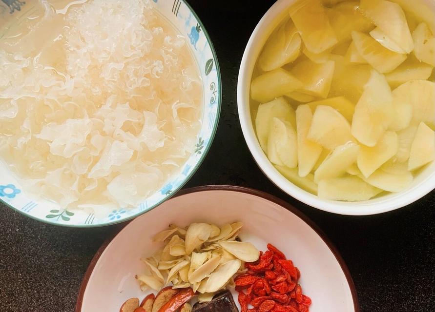 健康美味（以营养美容为理念，让你轻松掌握的雪莲银耳羹制作技巧）-第3张图片-美味行家