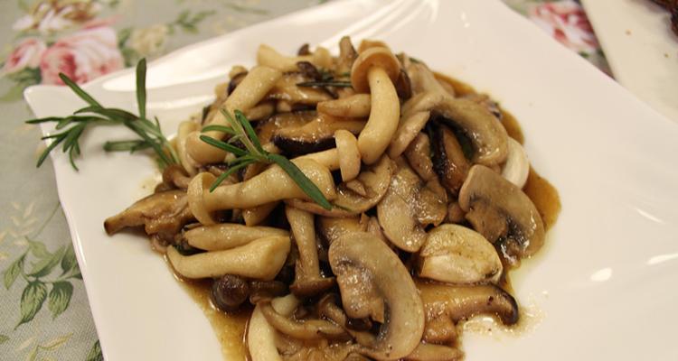 以鲜炒杂菌，丰富味蕾的美食盛宴（品尝杂菌的美妙滋味，营养与美味并存）-第2张图片-美味行家
