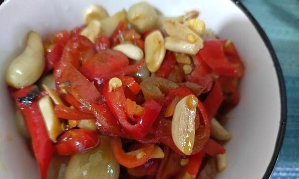 酸辣椒的美味制作法（家庭厨房做出的口感鲜美、酸辣可口的酸辣椒）-第1张图片-美味行家