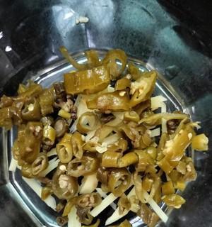 酸辣椒的美味制作法（家庭厨房做出的口感鲜美、酸辣可口的酸辣椒）-第3张图片-美味行家