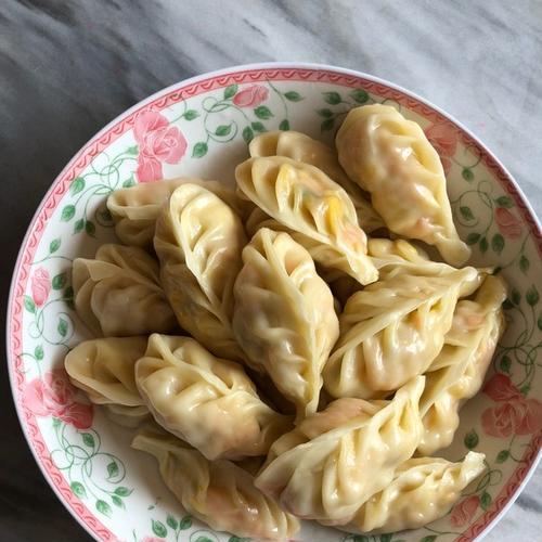 瘦肉胡萝卜玉米饺子的做法（家常美食）-第1张图片-美味行家