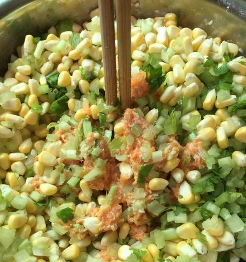 瘦肉胡萝卜玉米饺子的做法（家常美食）-第3张图片-美味行家