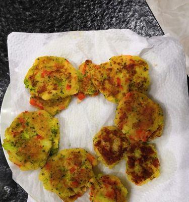 以西兰花小饼为主角的美食教程（用新鲜的西兰花，做出健康又美味的小饼）-第3张图片-美味行家