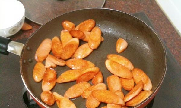 三秒剥火腿肠，解放厨房生活（超简便方法让你轻松处理食材，节约时间精力）-第1张图片-美味行家