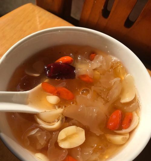 健康美味，让你爱上以香蕉百合银耳羹的做法（香甜滑嫩，营养丰富，）-第3张图片-美味行家