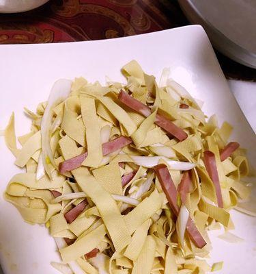 美味健康（健康生活的美味选择，以豆腐皮为基础，加上蒜泥调味）-第1张图片-美味行家