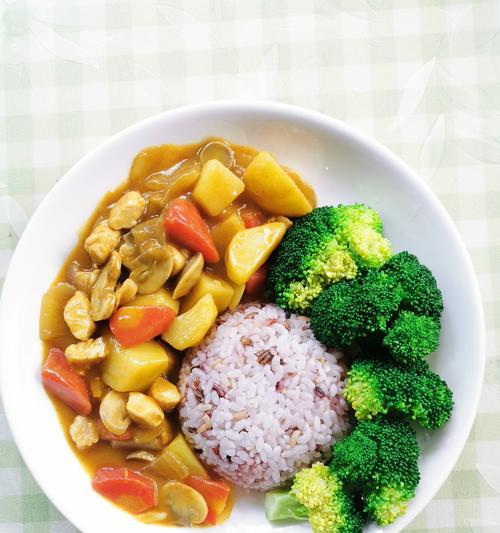 五彩鸡肉饭，五味美食不可错过（以彩色蔬菜点缀的香煎鸡肉饭）-第1张图片-美味行家